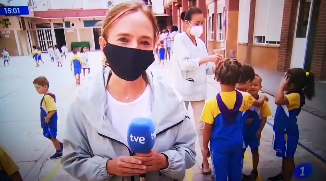 Momento en el que un niño se acerca a otro en pleno directo del telediario Momento en el que un niño se acerca a otro en pleno directo del telediario