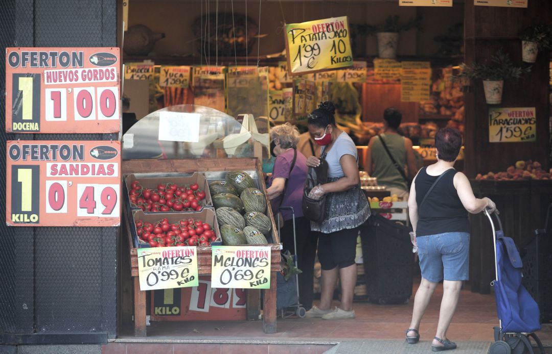 Imagen de archivo de varias personas comprando en una frutería de España Imagen de archivo de varias personas comprando en una frutería de España
