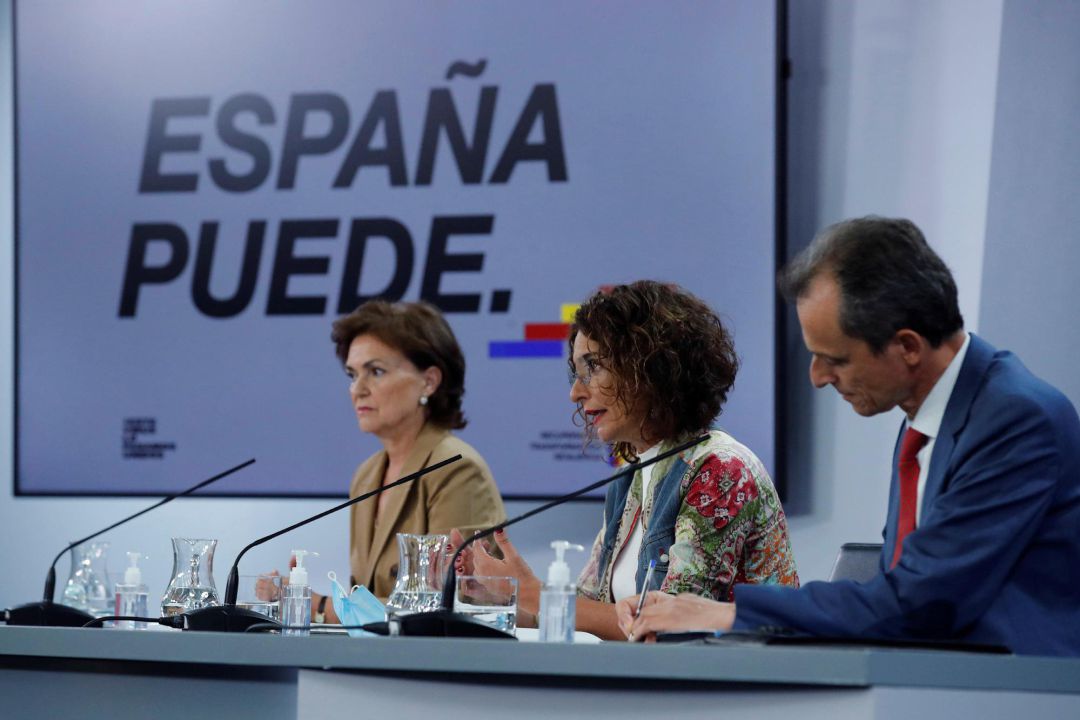 La vicepresidenta primera, Carmen Calvo (i), la ministra portavoz y ministra de Hacienda, María Jesús Montero (c), y el ministro de Ciencia e Innovación, Pedro Duque (d), durante la rueda de prensa tras la reunión del Consejo de Ministros La vicepresidenta primera, Carmen Calvo (i), la ministra portavoz y ministra de Hacienda, María Jesús Montero (c), y el ministro de Ciencia e Innovación, Pedro Duque (d), durante la rueda de prensa tras la reunión del Consejo de Ministros