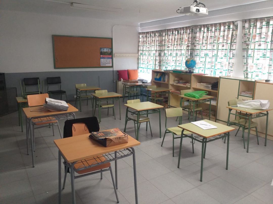 Aula con distancias de seguridad entre pupitres Aula con distancias de seguridad entre pupitres