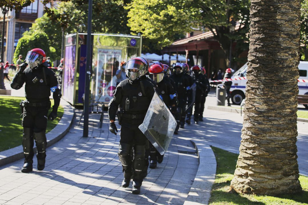 Agentes de la Ertzaintza durante un despliegue policial, en una imagen de archivo
Agentes de la Ertzaintza durante un despliegue policial, en una imagen de archivo