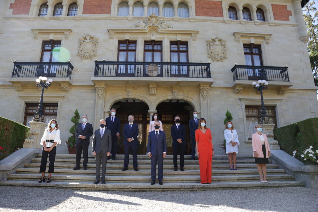 El lehendaki Iñigo Urkullu preside la foto de familia de los consejeros de la XII Legislatura del Gobierno Vasco tras la toma de posesión de sus cargos en el Palacio de Ajuria Enea
El lehendaki Iñigo Urkullu preside la foto de familia de los consejeros de la XII Legislatura del Gobierno Vasco tras la toma de posesión de sus cargos en el Palacio de Ajuria Enea