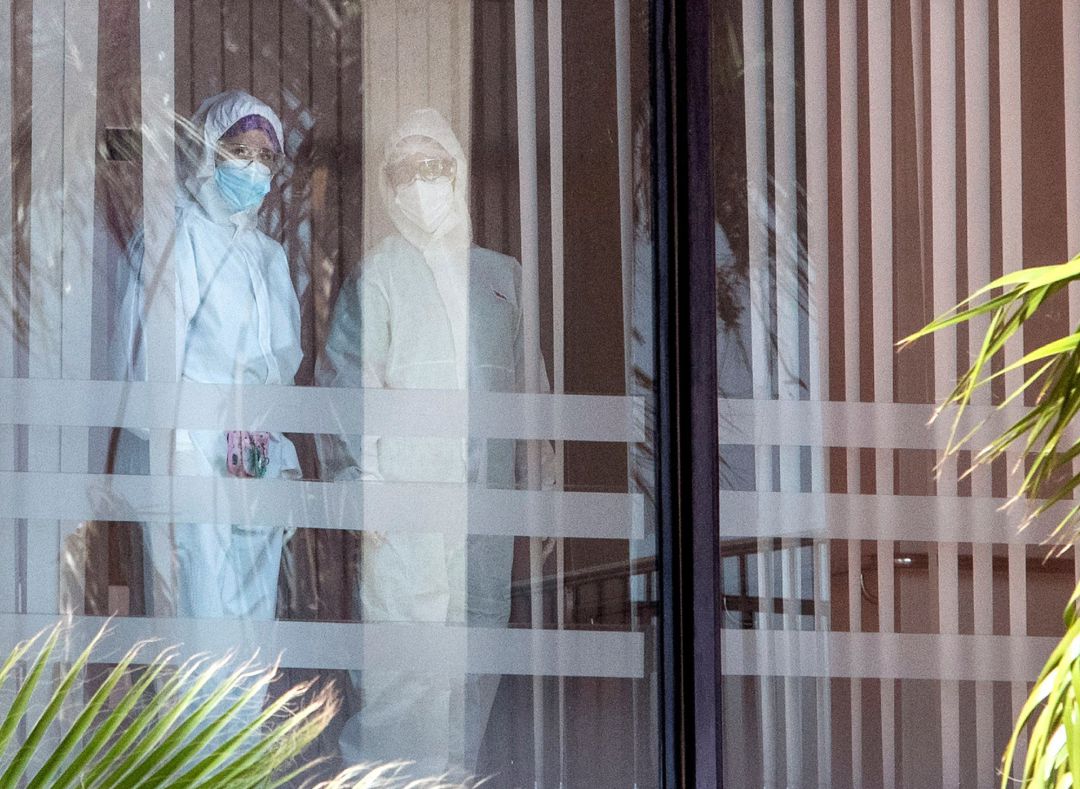 Dos trabajadores con trajes de protección hoy en el interior de la residencia de mayores Puerto Luz de Valdelagrana en El Puerto de Santa María (Cádiz). La Junta de Andalucía prepara la medicalización de esta residencia, donde las pruebas han confirmado que 106 residentes y 23 trabajadores padecen el covid-19. EFE Román Ríos Dos trabajadores con trajes de protección hoy en el interior de la residencia de mayores Puerto Luz de Valdelagrana en El Puerto de Santa María (Cádiz). La Junta de Andalucía prepara la medicalización de esta residencia, donde las pruebas han confirmado que 106 residentes y 23 trabajadores padecen el covid-19. EFE Román Ríos