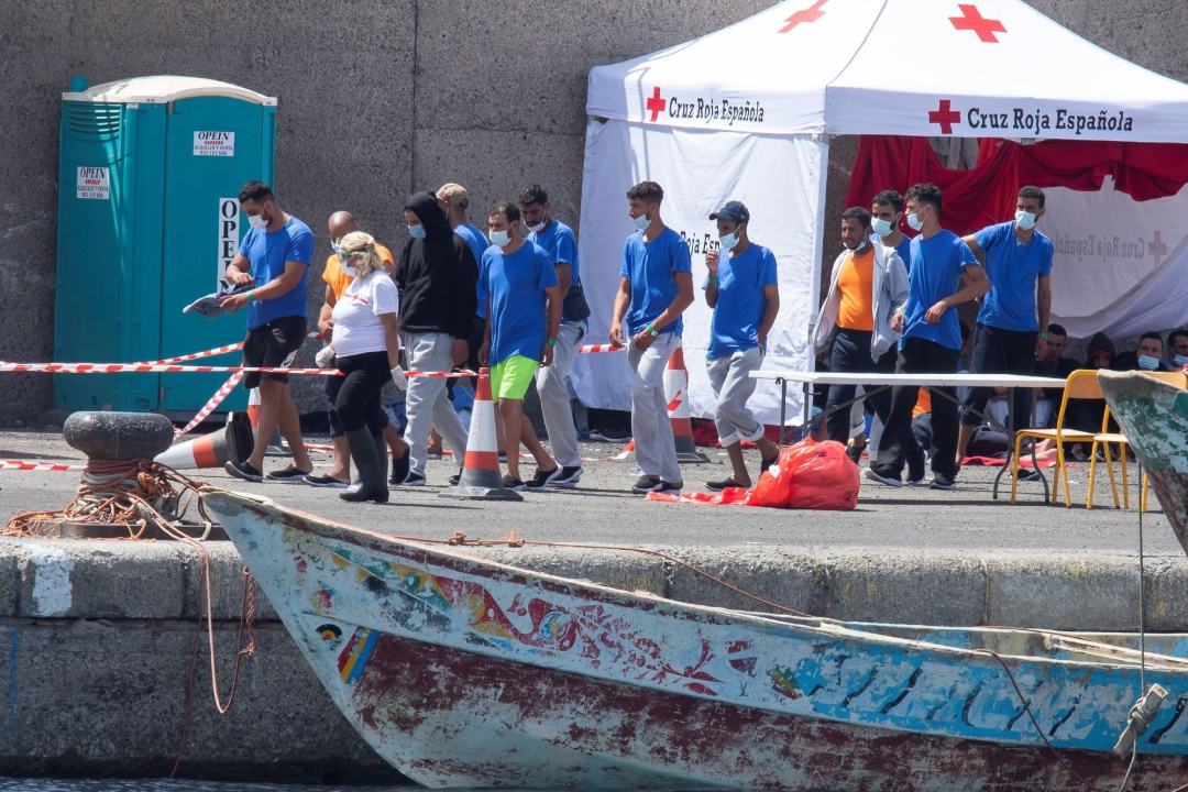 La Cruz Roja tiene alojados de forma transitoria a 332 inmigrantes subsaharianos y magrebíes bajo más de una docena de carpas instaladas en el muelle del puerto de Arguineguín (Gran Canaria) a la espera de que se les asigne un recurso humanitario donde continuar la cuarentena prevista en los protocolos de prevención de la covid-19. La Cruz Roja tiene alojados de forma transitoria a 332 inmigrantes subsaharianos y magrebíes bajo más de una docena de carpas instaladas en el muelle del puerto de Arguineguín (Gran Canaria) a la espera de que se les asigne un recurso humanitario donde continuar la cuarentena prevista en los protocolos de prevención de la covid-19.