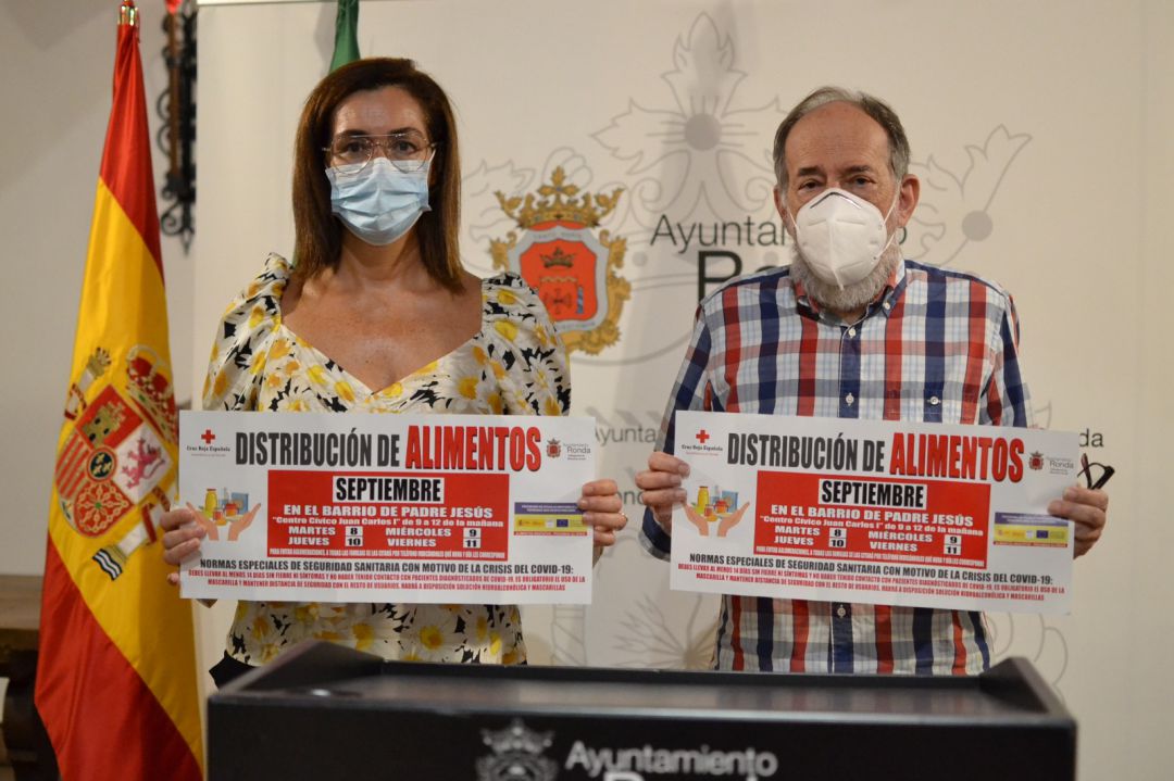 La concejal de Bienestar Social, Cristina Durán, junto al presidente de Cruz Local en Ronda, Antonio Lasanta La concejal de Bienestar Social, Cristina Durán, junto al presidente de Cruz Local en Ronda, Antonio Lasanta