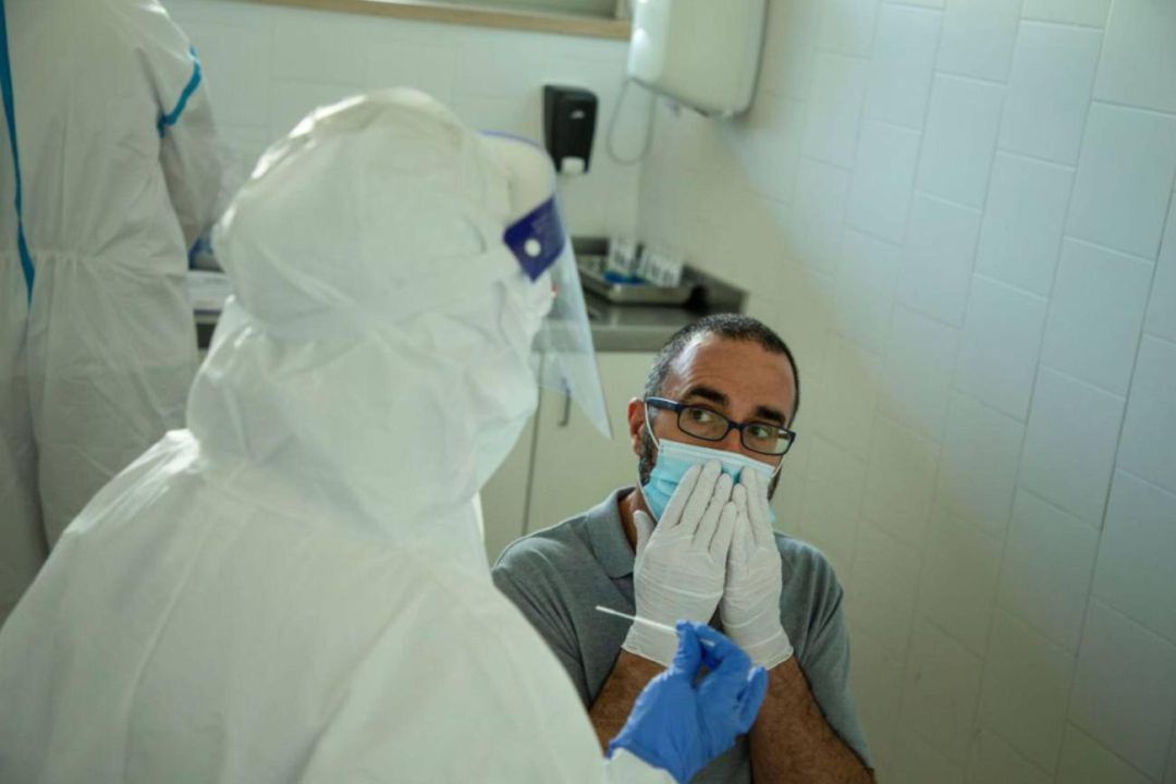 Profesionales sanitarios realizan una prueba PCR en un centro de atención primaria. Profesionales sanitarios realizan una prueba PCR en un centro de atención primaria.