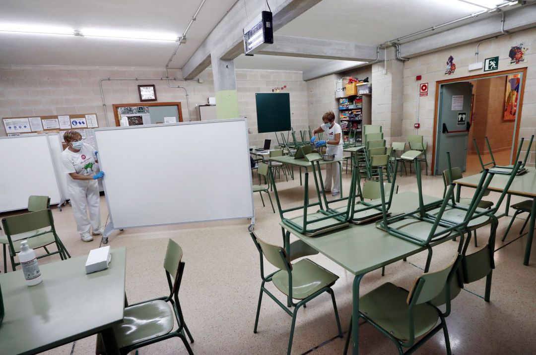 Trabajadoras de un comedor escolar preparan el centro para la vuelta al cole. Trabajadoras de un comedor escolar preparan el centro para la vuelta al cole.
