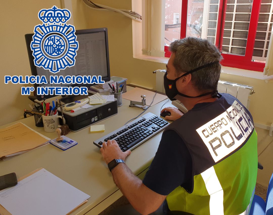 Un policía consulta un ordenador durante las investigaciones de la Operación 'Magister'. Un policía consulta un ordenador durante las investigaciones de la Operación 'Magister'.