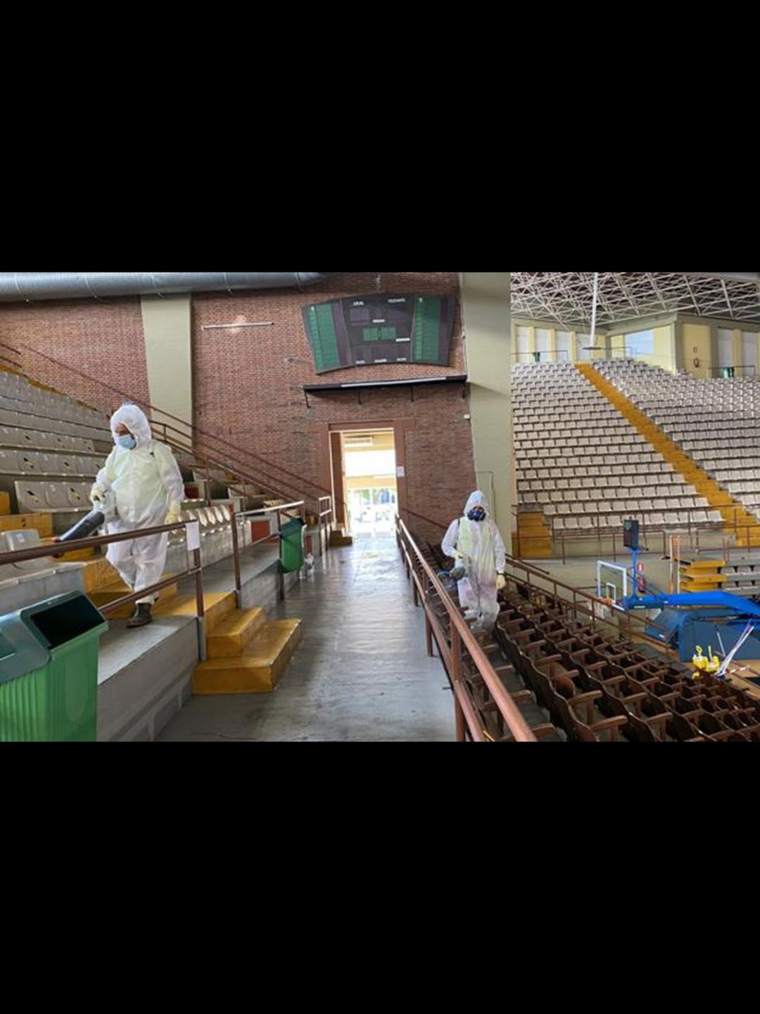 Labores de desinfección en el Pabellón Municipal de los Deportes Labores de desinfección en el Pabellón Municipal de los Deportes