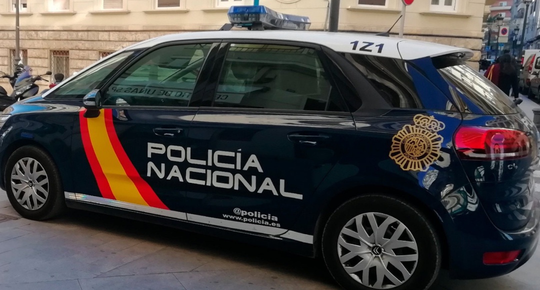 Un coche patrulla. Un coche patrulla.