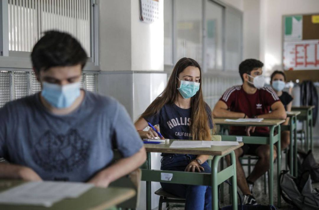 Estudiantes de bachillerato durante la realización de los exámenes Selectividad o Pruebas de Acceso a la Universidad (PAU) Estudiantes de bachillerato durante la realización de los exámenes Selectividad o Pruebas de Acceso a la Universidad (PAU)