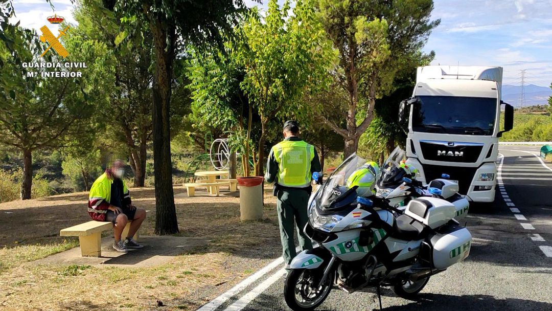 Un camionero alerta a la Guardia Civil de que conduce ebrio por la autopista A-68 en La Rioja. Un camionero alerta a la Guardia Civil de que conduce ebrio por la autopista A-68 en La Rioja.