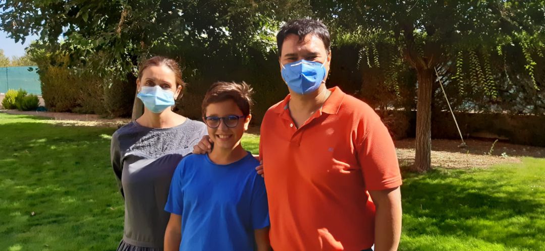 Andrés (centro), junto a sus padres Andrés (centro), junto a sus padres