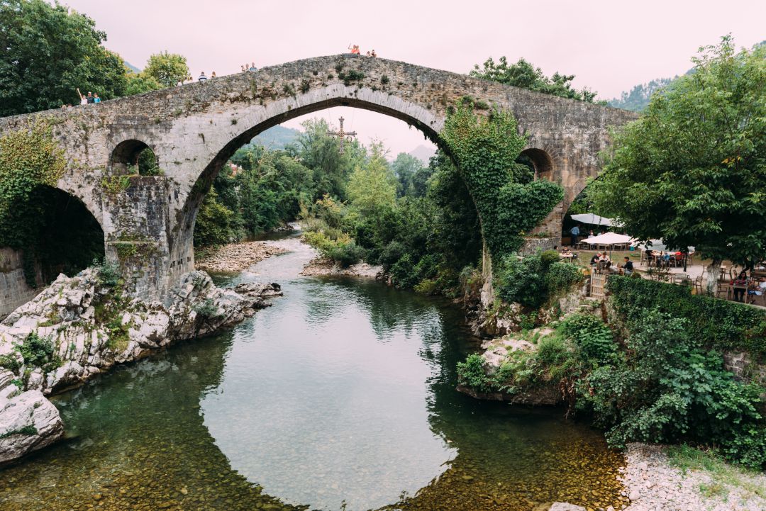 Puente romano de Cangas de Onís, uno de los municipios que verá levantadas las restricciones. Puente romano de Cangas de Onís, uno de los municipios que verá levantadas las restricciones.