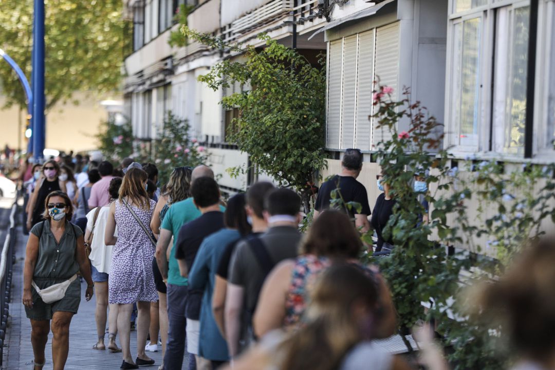 Varios docentes y personal administración hacen colas en las inmediaciones del IES María Zambrano para realizar los test serológicos del coronavirus en Leganés (Madrid), a 3 de septiembre de 2020 Varios docentes y personal administración hacen colas en las inmediaciones del IES María Zambrano para realizar los test serológicos del coronavirus en Leganés (Madrid), a 3 de septiembre de 2020