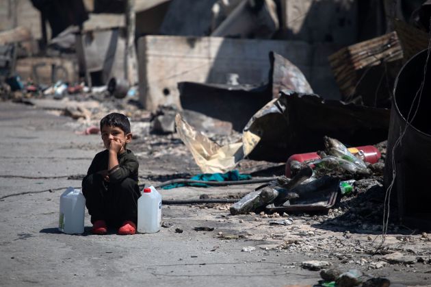 Un niño junto a los restos tras el incendio. Un niño junto a los restos tras el incendio.