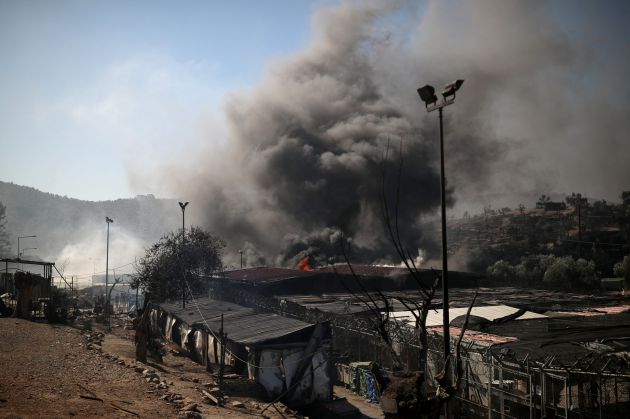 Humo en el campo de refugiados de Moria. Humo en el campo de refugiados de Moria.
