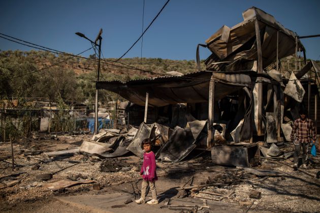 Una niña frente al destrozo causado por las llamas en el mayor campo de refugiados de Grecia. Una niña frente al destrozo causado por las llamas en el mayor campo de refugiados de Grecia.