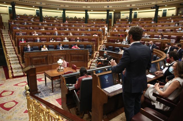 Al fondo, la bancada del Gobierno con un escaño vacío entre cada diputado. Al fondo, la bancada del Gobierno con un escaño vacío entre cada diputado.
