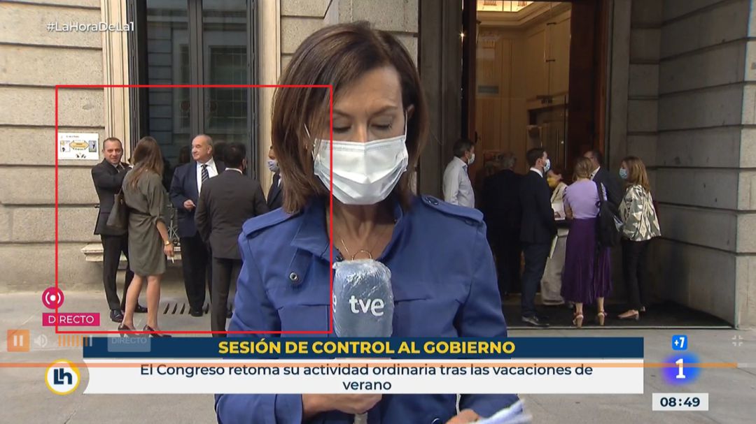 Captura de pantalla de la conexión en TVE en la que se ve a diputados de Vox fumando Captura de pantalla de la conexión en TVE en la que se ve a diputados de Vox fumando