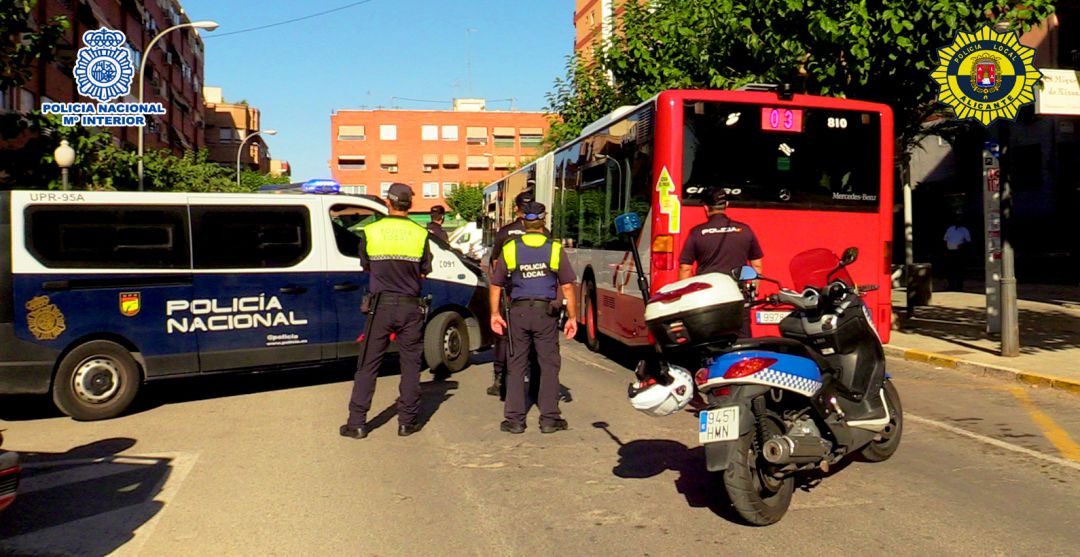 Detenido por intentar apuñalar al conductor de un autobús urbano Detenido por intentar apuñalar al conductor de un autobús urbano