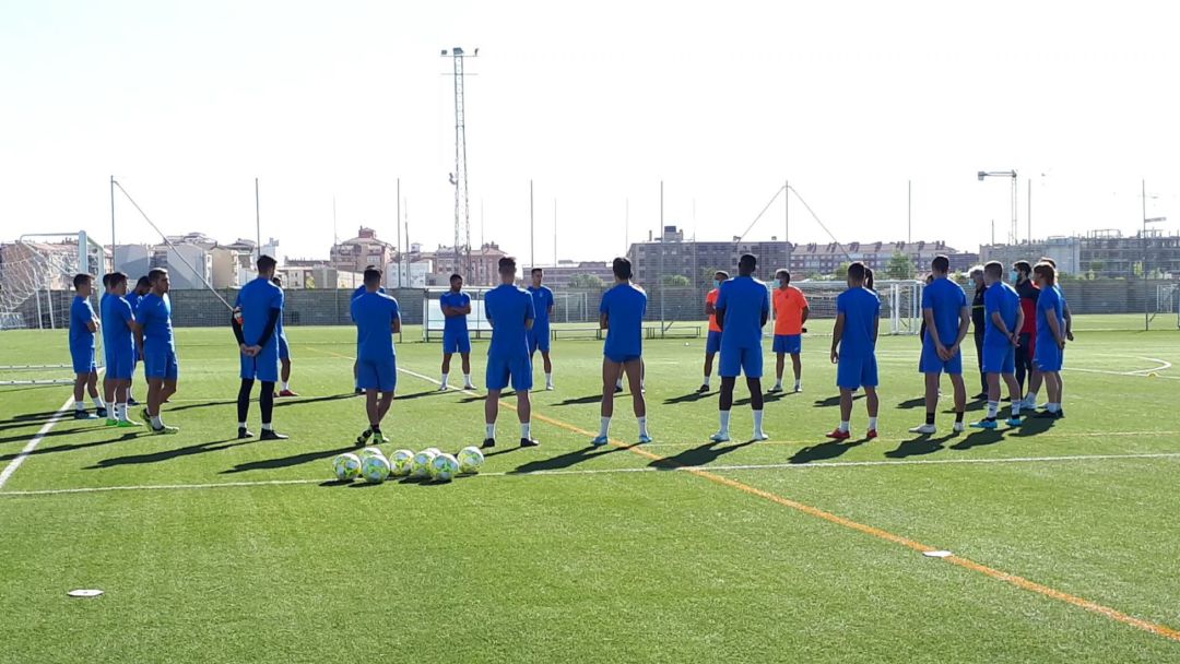 La plantilla de la Arandina escucha la charla del técnico Álex Izquierdo antes de iniciar la primera sesión de trabajo de la pretemporada. La plantilla de la Arandina escucha la charla del técnico Álex Izquierdo antes de iniciar la primera sesión de trabajo de la pretemporada.