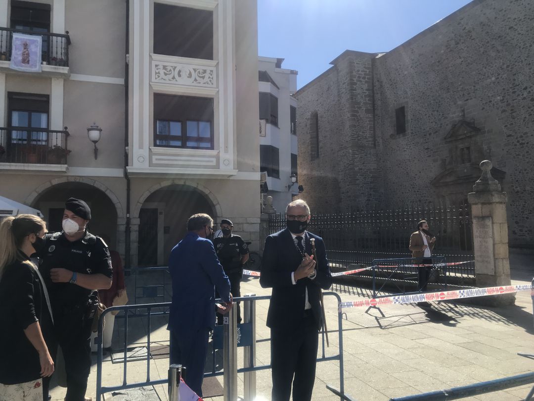 El alcalde de Ponferrada, a las puertas de la basílica de La Encina El alcalde de Ponferrada, a las puertas de la basílica de La Encina