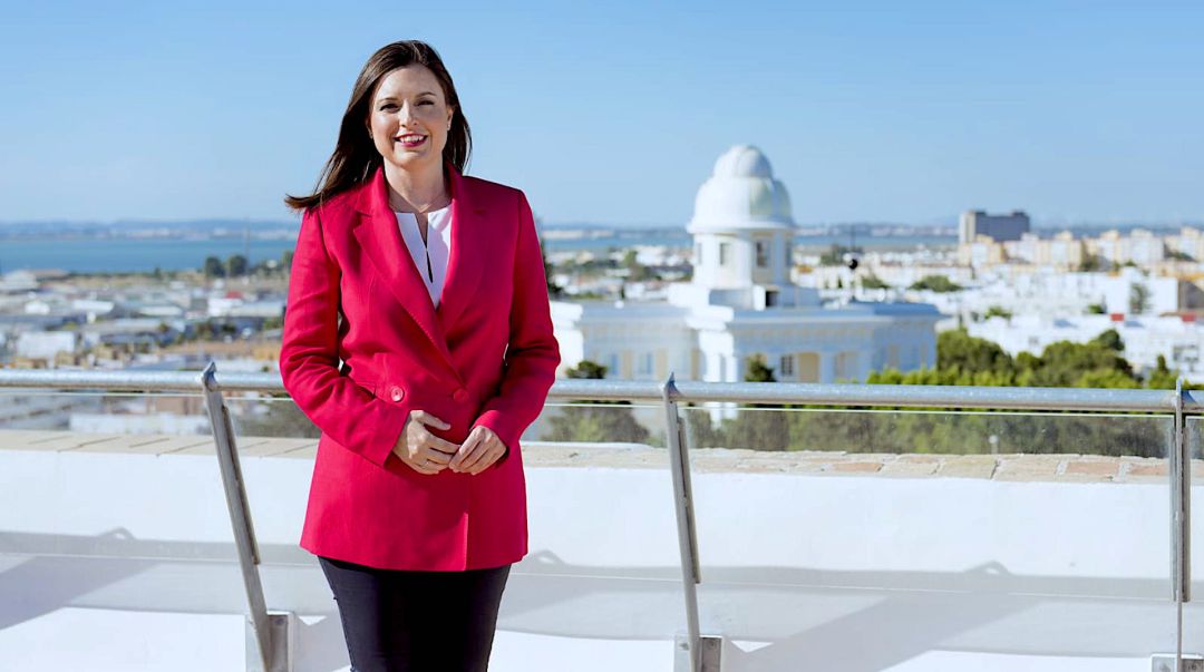Patricia Cavada con el Observatorio de la Armada al fondo Patricia Cavada con el Observatorio de la Armada al fondo