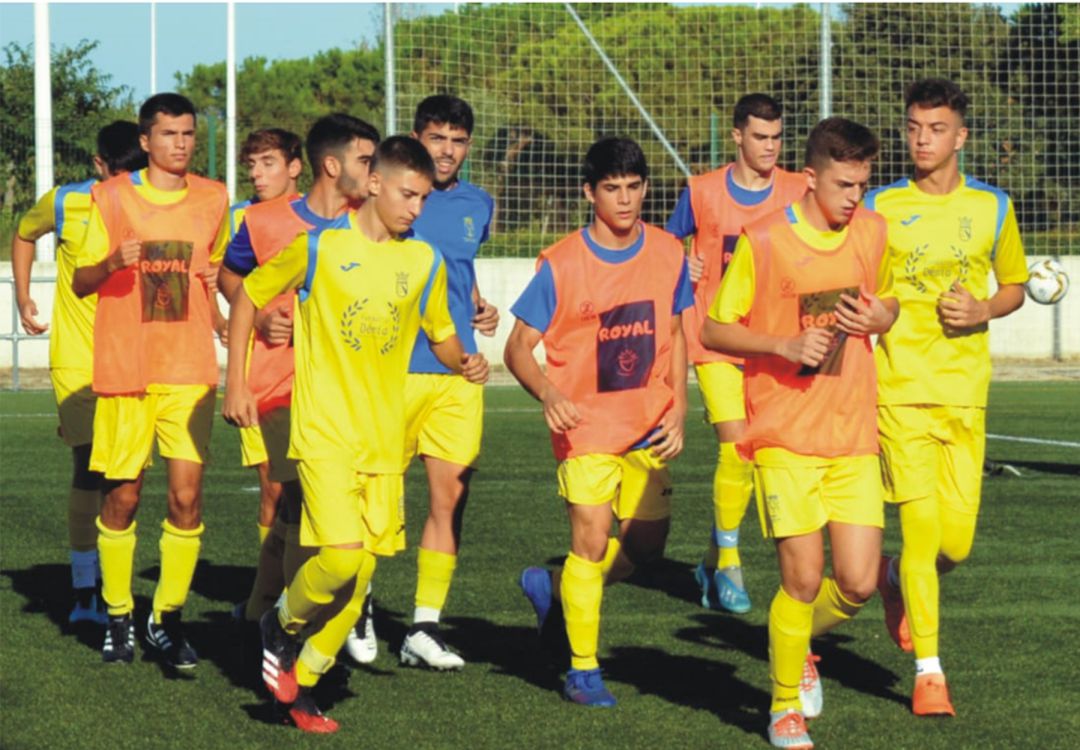 Juveniles del CD Dénia calentando ante el Portuarios. Juveniles del CD Dénia calentando ante el Portuarios.