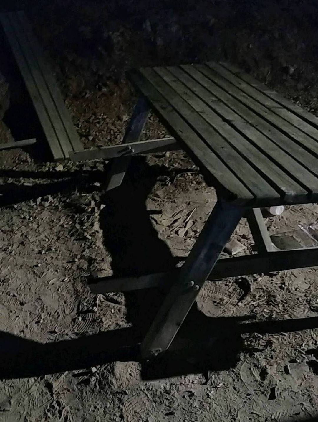 Destrozos en un banco de uno de los parques de Simat Destrozos en un banco de uno de los parques de Simat