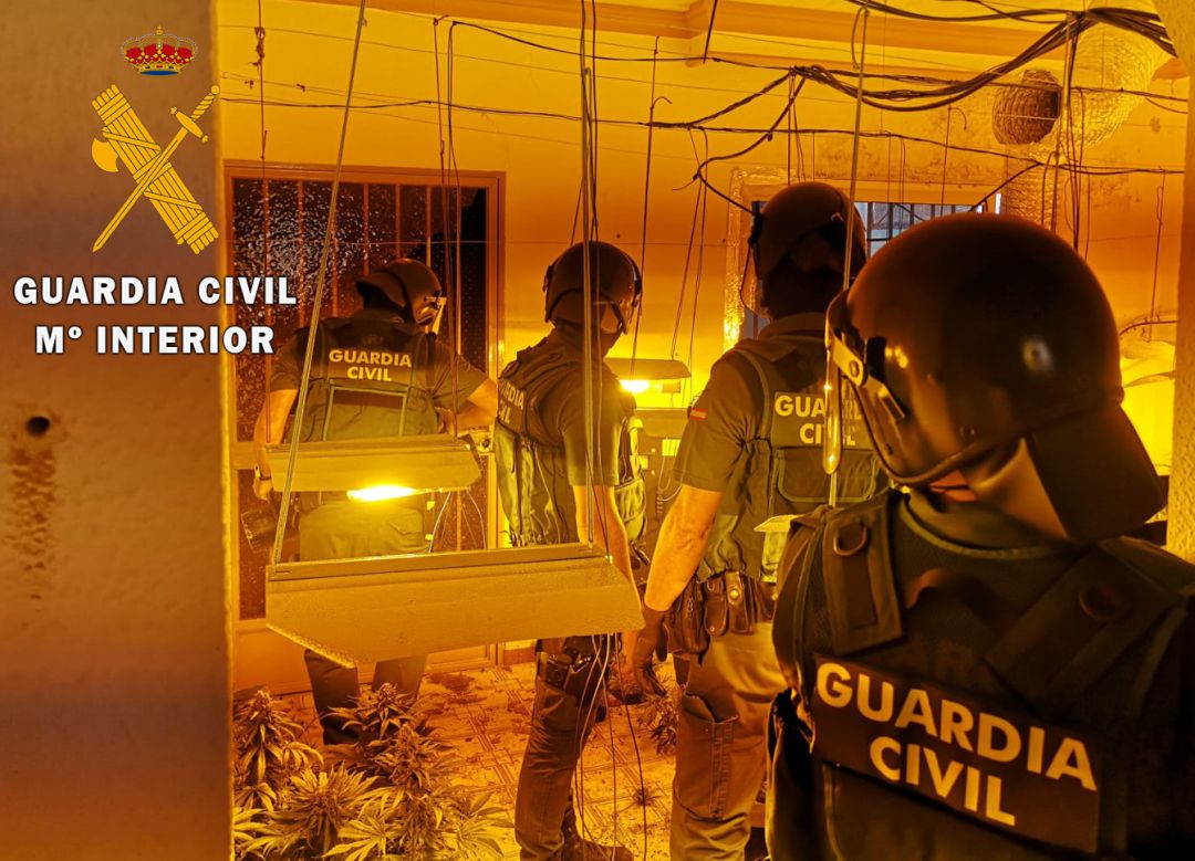 Los agentes de la Guardia Civil entran en uno de los cultivos interiores de droga desmantelados en Atarfe (Granada) Los agentes de la Guardia Civil entran en uno de los cultivos interiores de droga desmantelados en Atarfe (Granada)