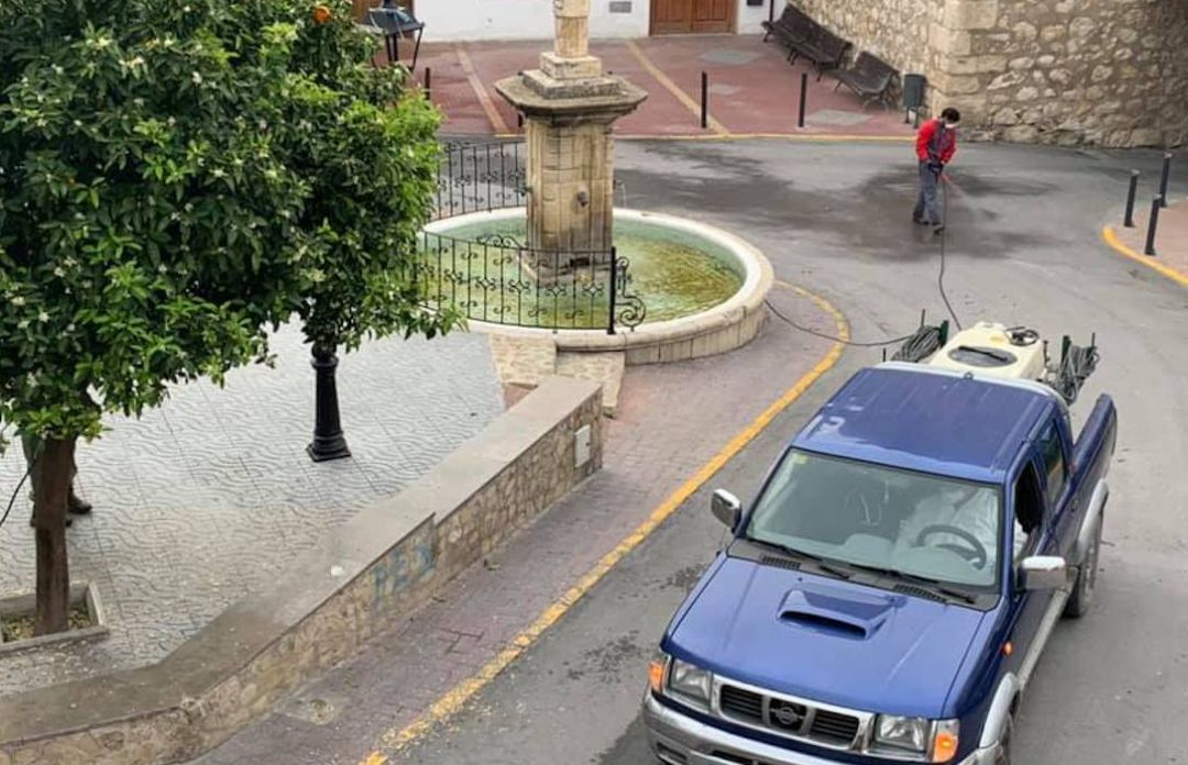 Una persona desinfecta la Plaza de la Constitución de Jimena. Una persona desinfecta la Plaza de la Constitución de Jimena.