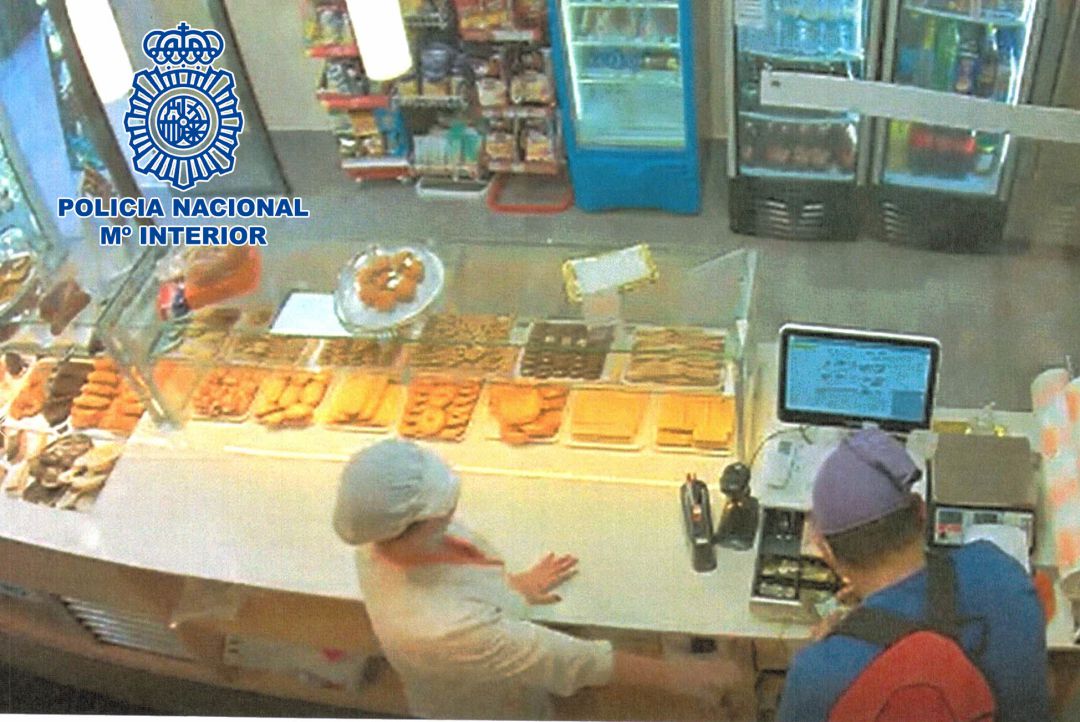 Imagen de la cámara de seguridad de la panadería en el momento en el que el atracador se lleva el dinero de la caja. Imagen de la cámara de seguridad de la panadería en el momento en el que el atracador se lleva el dinero de la caja.