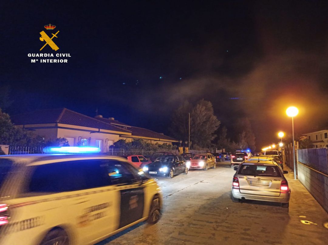 Instante de la operación para detener a 50 personas en una pedida de mano en Casalarreina. Instante de la operación para detener a 50 personas en una pedida de mano en Casalarreina.