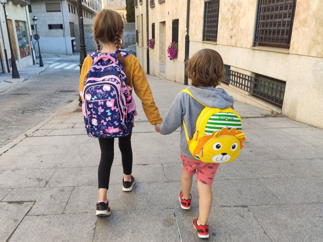 Niños en su camino al colegio.
Niños en su camino al colegio.