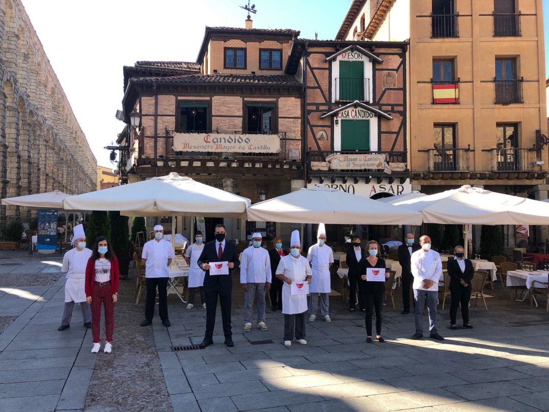 Propietarios y trajadores se suman al parón convocado en apoyo al sector de la hostelería. Propietarios y trajadores se suman al parón convocado en apoyo al sector de la hostelería.