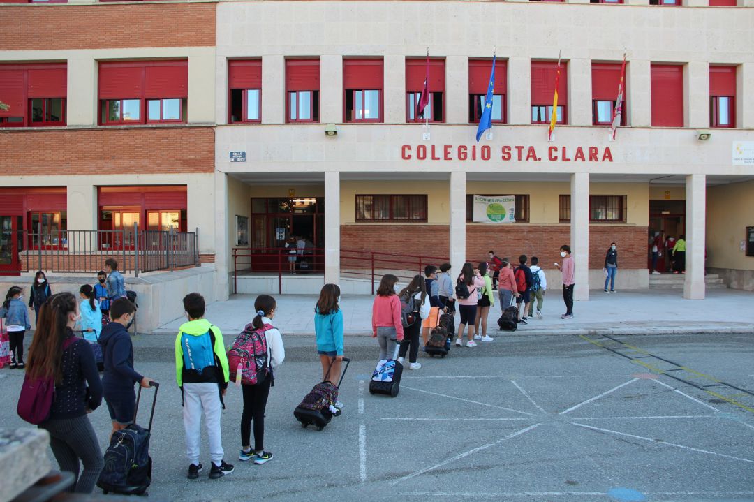 Los profesores toman la temperatura a los alumnos a la entrada del CEIP Santa Clara de Cuéllar Los profesores toman la temperatura a los alumnos a la entrada del CEIP Santa Clara de Cuéllar