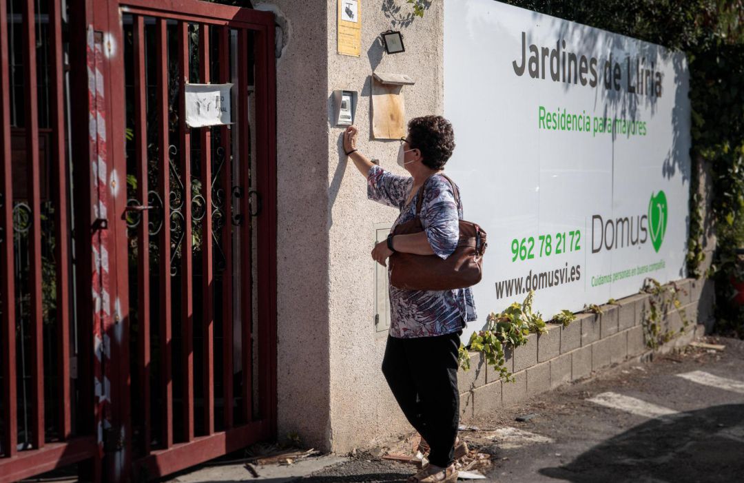 Familiares acceden a la residencia Domus VI de Lliria (Valencia), donde han aparecido unas imágenes, al parecer grabadas por una empleada del centro, en las que se observan supuestos casos de maltrato. Familiares acceden a la residencia Domus VI de Lliria (Valencia), donde han aparecido unas imágenes, al parecer grabadas por una empleada del centro, en las que se observan supuestos casos de maltrato.
