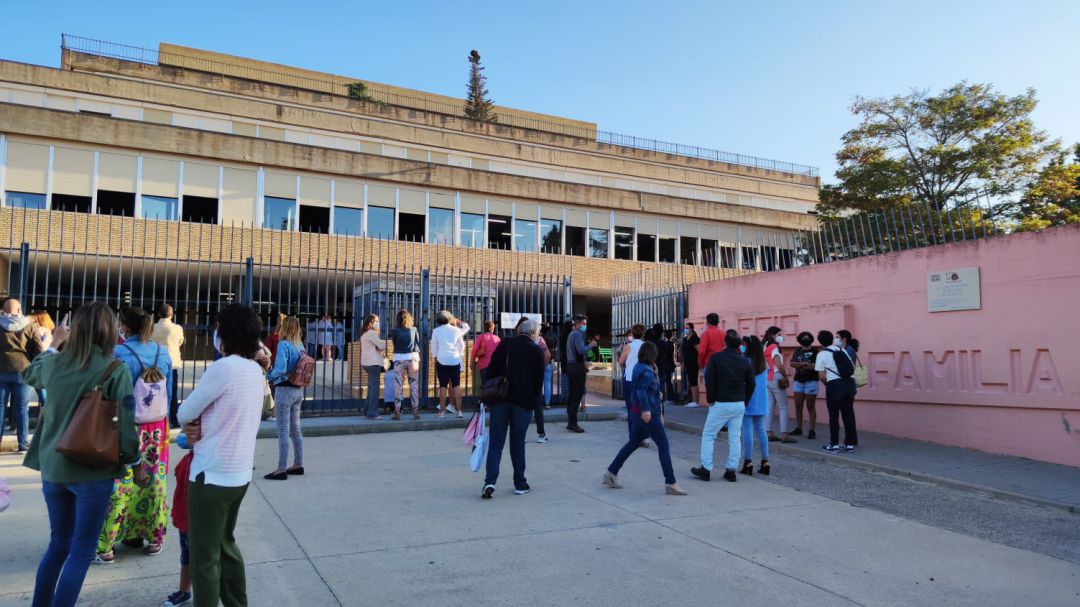 Padres en las puertas Colegio Sagrada Famllia de Cuenca en el primer día del curso Padres en las puertas Colegio Sagrada Famllia de Cuenca en el primer día del curso