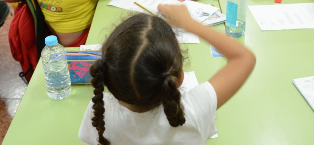 Niña en el colegio Niña en el colegio