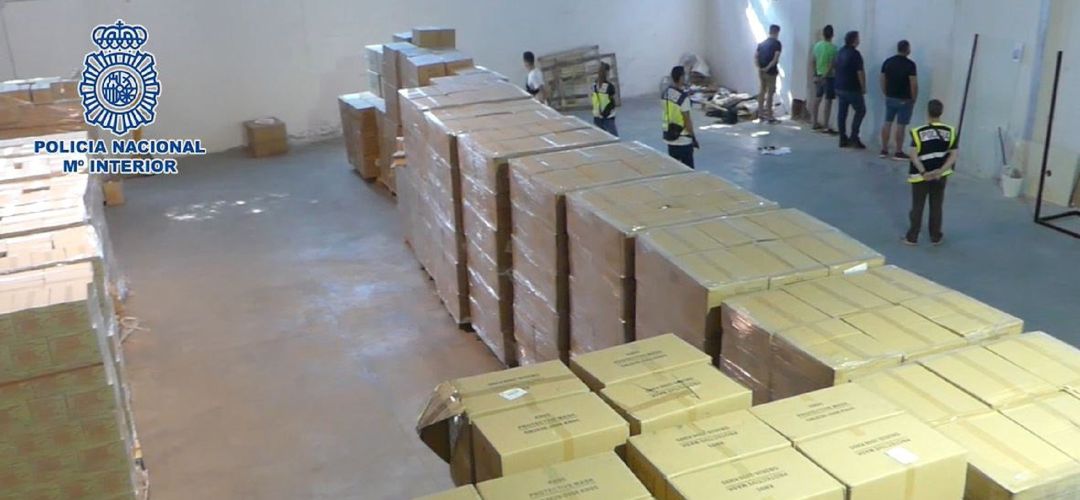 Los agentes descubrieron 40 palés con todo el material sanitario que iba a ser vendido en el mercado negro Los agentes descubrieron 40 palés con todo el material sanitario que iba a ser vendido en el mercado negro