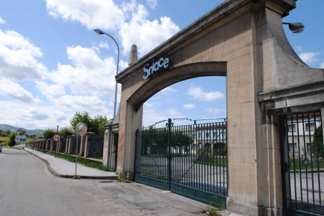 Entrada a la factoría Sniace. Entrada a la factoría Sniace.