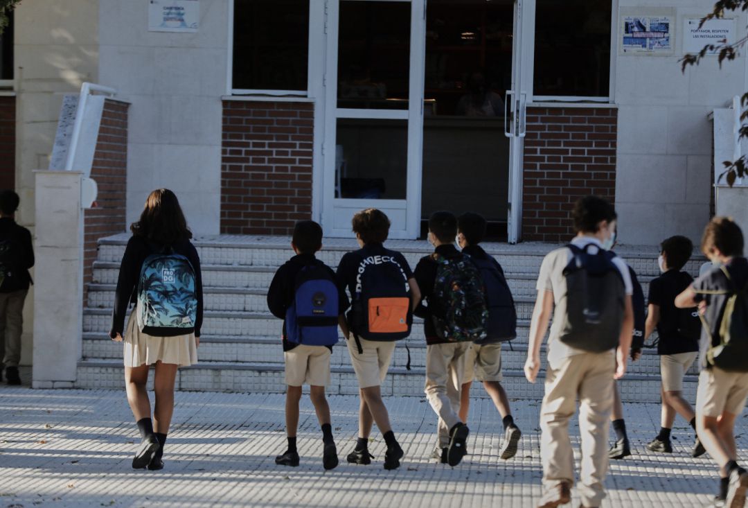 Alumnos del Colegio Privado Alameda de Osuna entran a clase desde el patio en el primer día del curso escolar 2020-2021 Alumnos del Colegio Privado Alameda de Osuna entran a clase desde el patio en el primer día del curso escolar 2020-2021