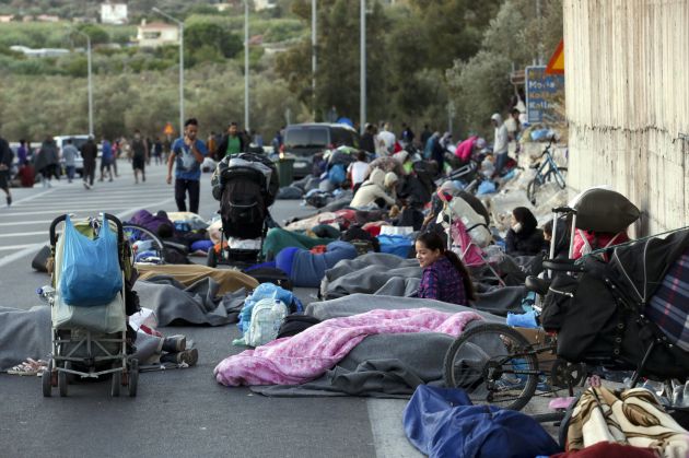 Miles de refugiados han dormido esta noche a la intemperie Miles de refugiados han dormido esta noche a la intemperie