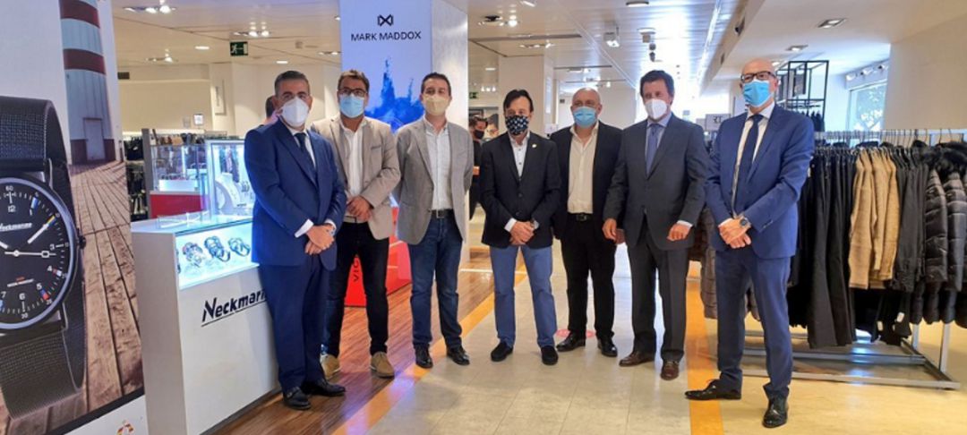 Imagen de los directivos de El Corte Inglés y autoridades de Albacete Imagen de los directivos de El Corte Inglés y autoridades de Albacete