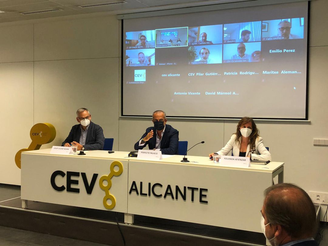 El comisionado del Gobierno para el desarrollo del Corredor Mediterráneo, Josep Vicent Boira (i) y el presidente de CEV Alicante, Perfecto Palacio (c), en la reunión de hoy en la sede de CEV Alicante. El comisionado del Gobierno para el desarrollo del Corredor Mediterráneo, Josep Vicent Boira (i) y el presidente de CEV Alicante, Perfecto Palacio (c), en la reunión de hoy en la sede de CEV Alicante.