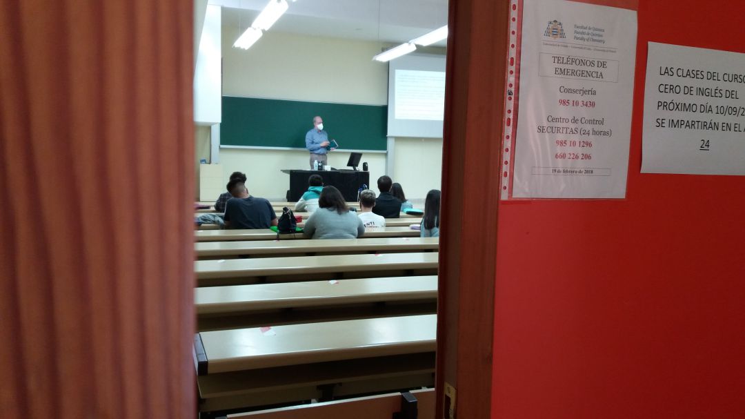 Las ratios de alumnos por aula permiten en Químicas no superar una ocupación del 50 por ciento y guardar distancia de seguridad. Las ratios de alumnos por aula permiten en Químicas no superar una ocupación del 50 por ciento y guardar distancia de seguridad.