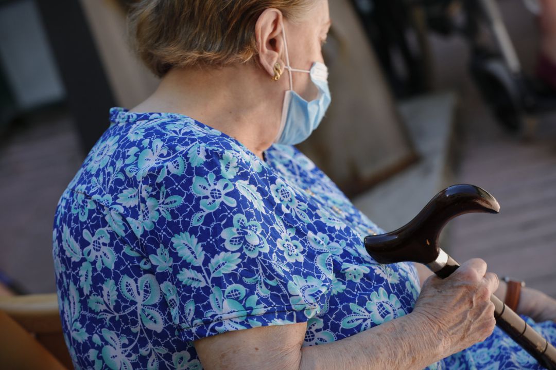 Una mujer en una residencia de ancianos. Una mujer en una residencia de ancianos.