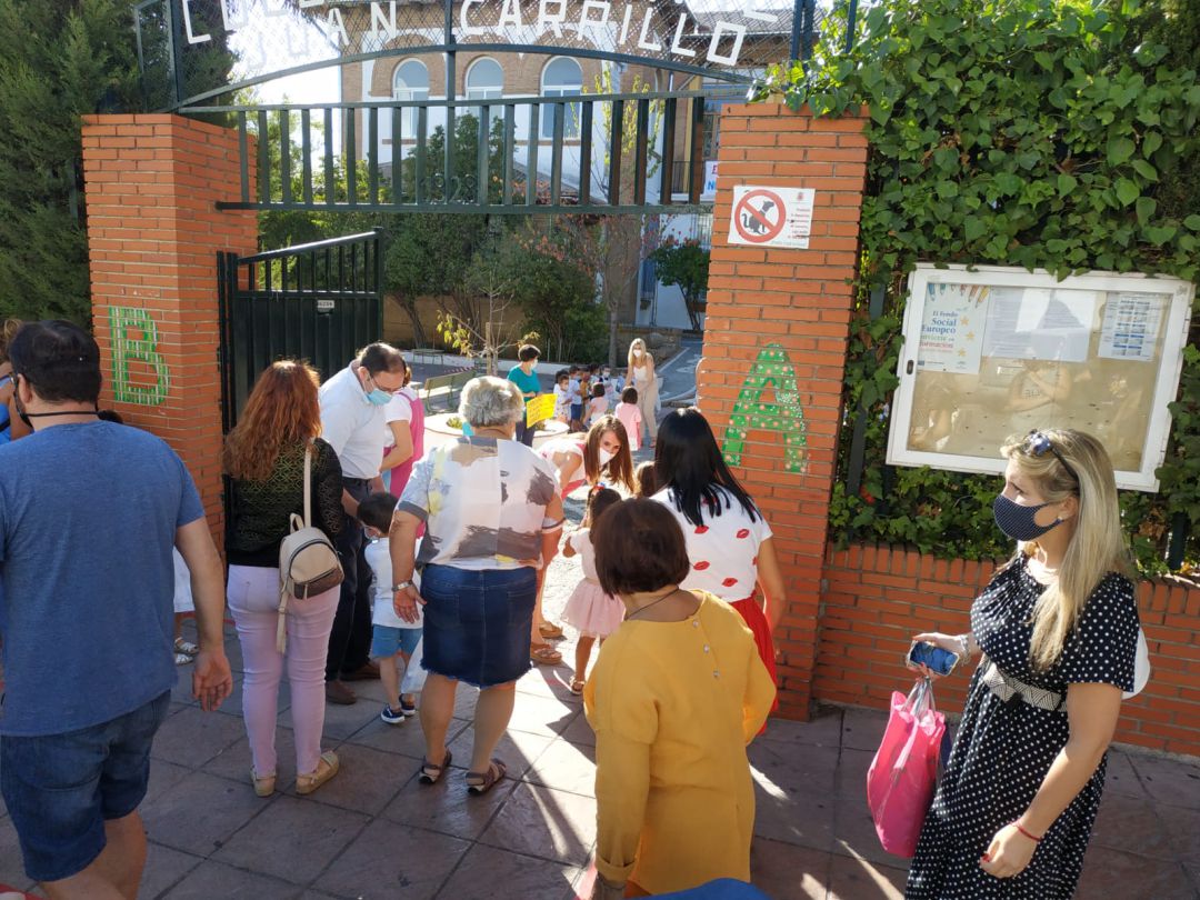 Escolares y familiares durante la entrada de los menores al colegio rondeño Juan Carrillo Escolares y familiares durante la entrada de los menores al colegio rondeño Juan Carrillo