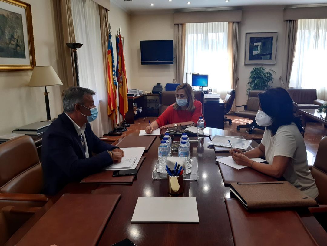 Reunión del alcalde de Xàbia, José Chulvi con la jefa del Servicio Provincial de Costas, Rosa de los Ríos. Reunión del alcalde de Xàbia, José Chulvi con la jefa del Servicio Provincial de Costas, Rosa de los Ríos.